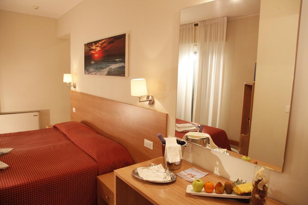 Hotel Majorca Sul Mare In Centro A Riccione Bilik gambar
