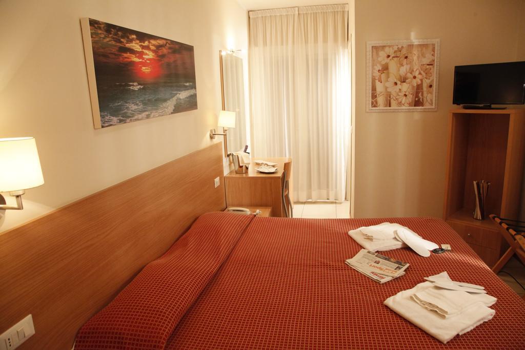 Hotel Majorca Sul Mare In Centro A Riccione Bilik gambar