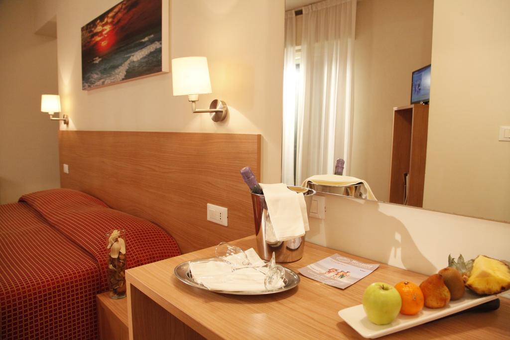 Hotel Majorca Sul Mare In Centro A Riccione Bilik gambar