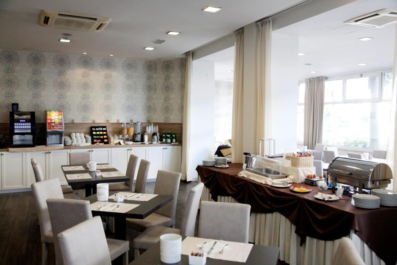 Hotel Majorca Sul Mare In Centro A Riccione Luaran gambar