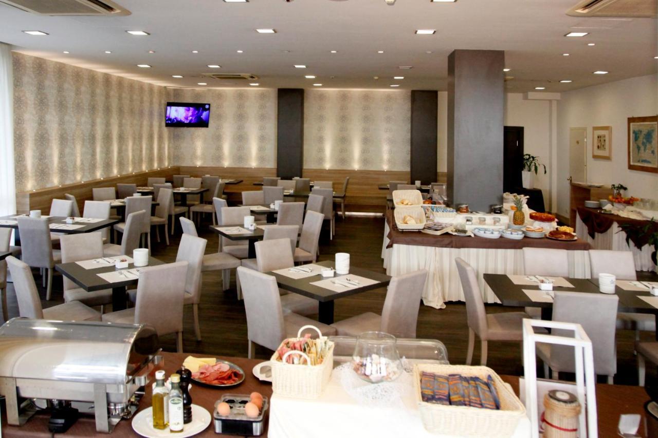 Hotel Majorca Sul Mare In Centro A Riccione Luaran gambar