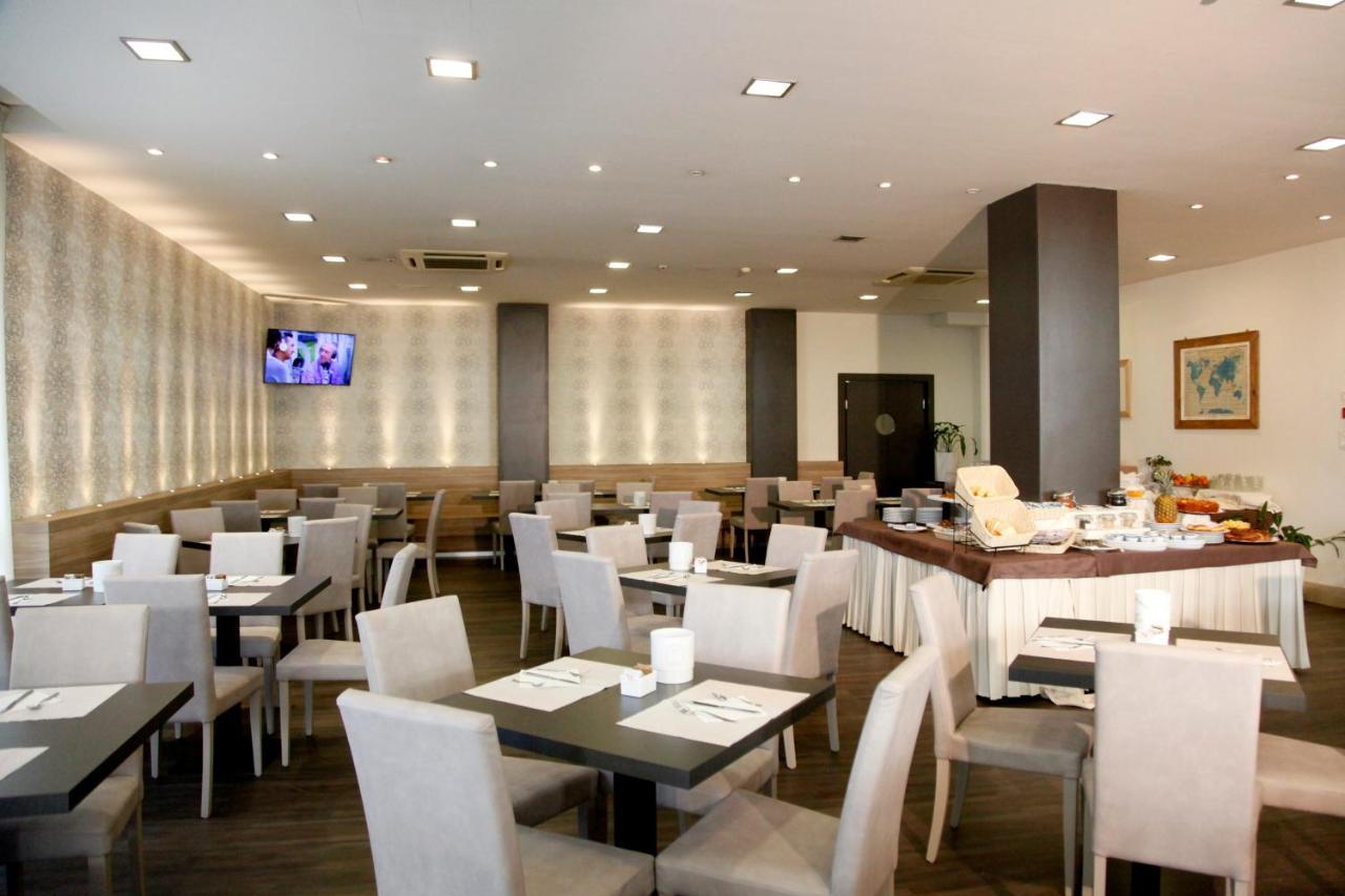 Hotel Majorca Sul Mare In Centro A Riccione Luaran gambar